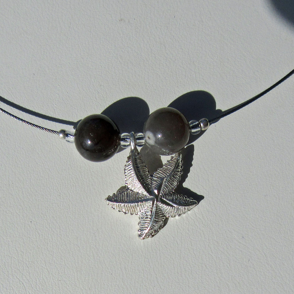 Drahtcollier mit Feuersteinperlen und Silberseestern – Unikat