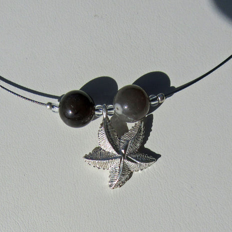 Drahtcollier mit Feuersteinperlen und Silberseestern – Unikat