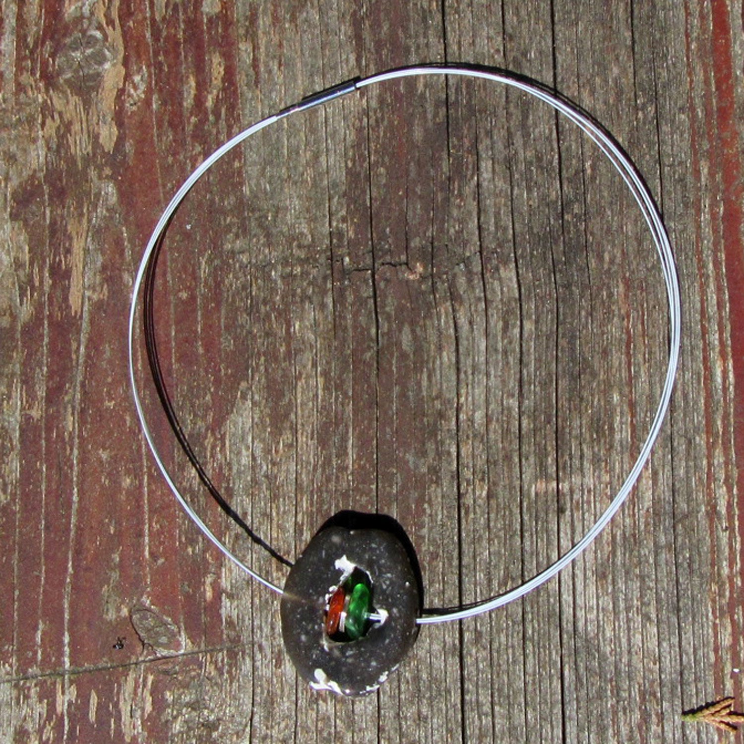 Einzigartiges Drahtcollier mit Feuerstein und Seeglas