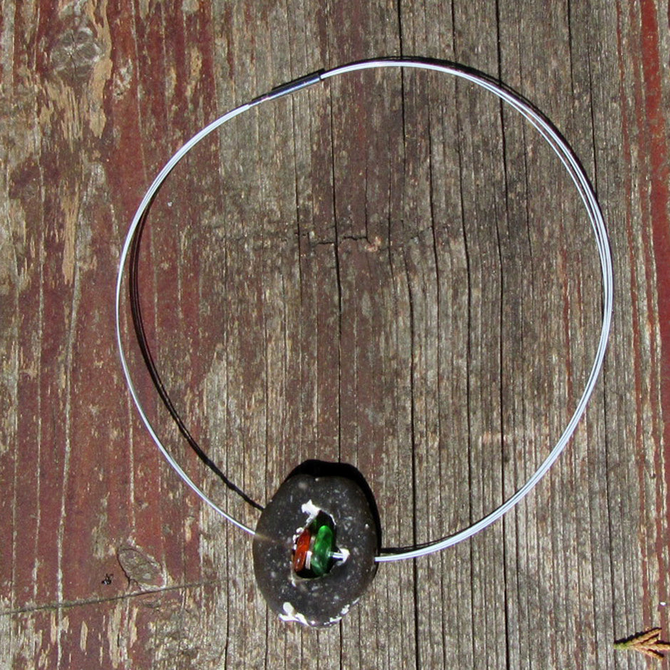 Einzigartiges Drahtcollier mit Feuerstein und Seeglas