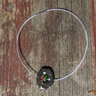 Einzigartiges Drahtcollier mit Feuerstein und Seeglas
