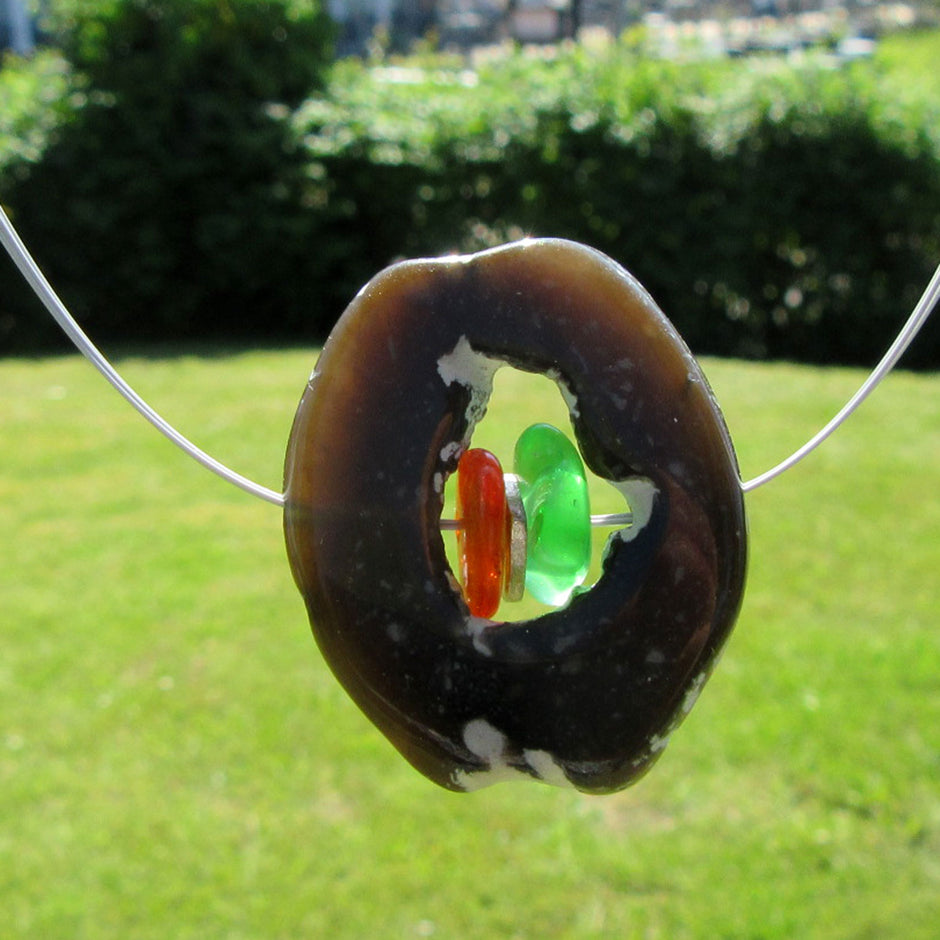 Einzigartiges Drahtcollier mit Feuerstein und Seeglas