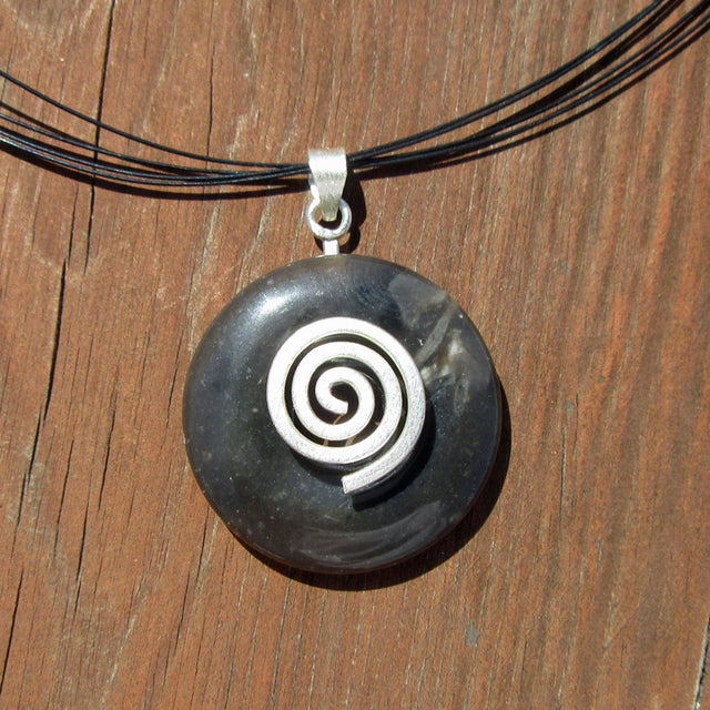 Einzelstück: Donut aus Feuerstein an Drahtcollier