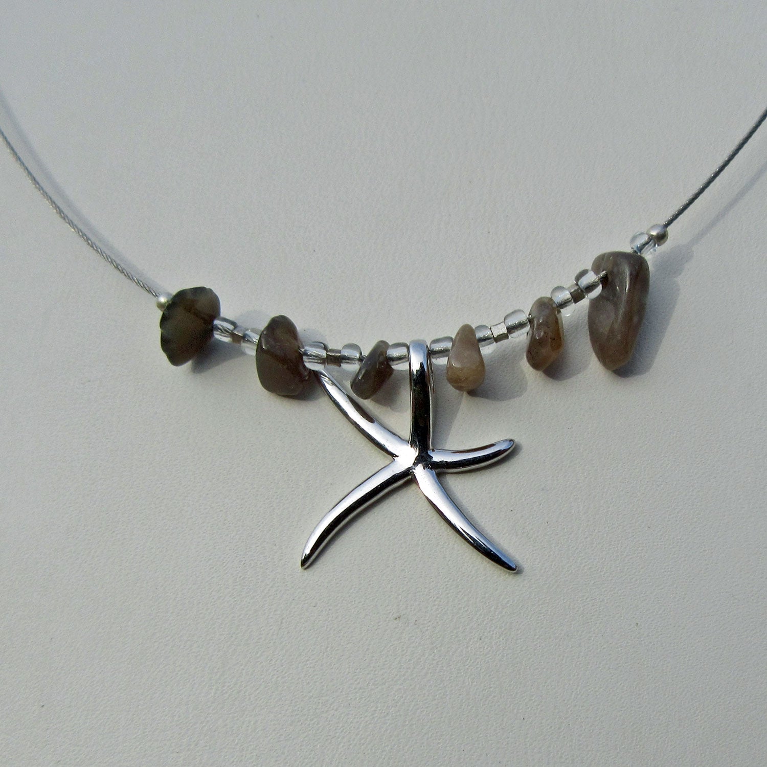 Drahtcollier mit Feuersteinen und silbernem Seestern