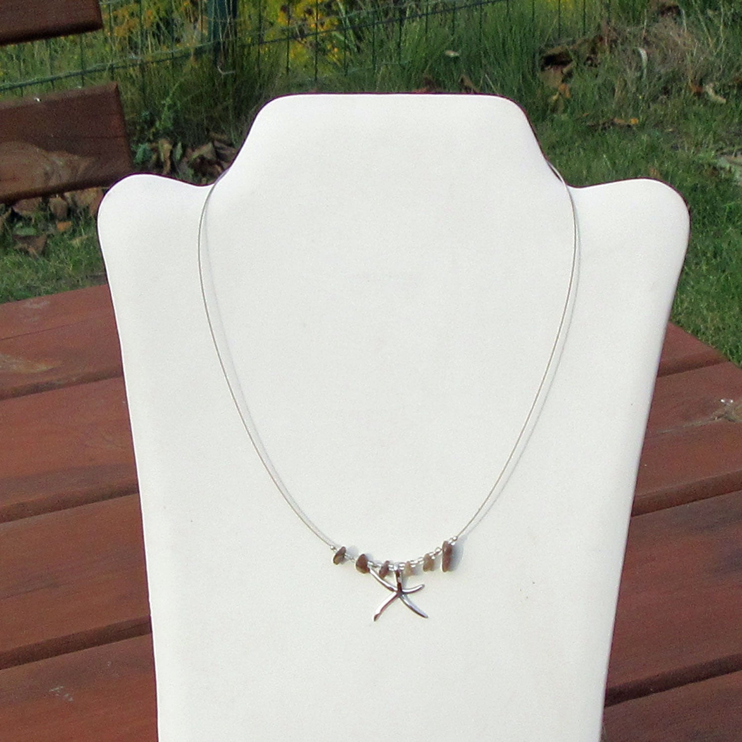 Drahtcollier mit Feuersteinen und silbernem Seestern