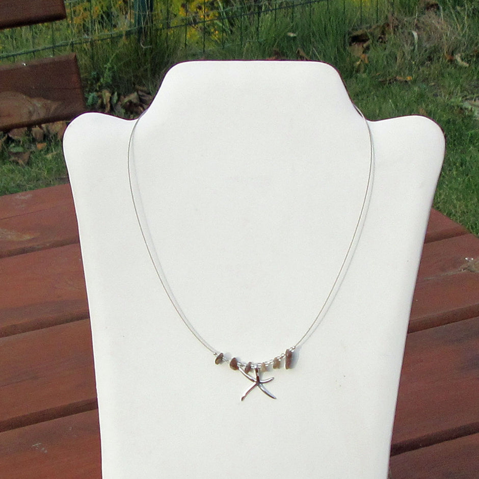 Drahtcollier mit Feuersteinen und silbernem Seestern