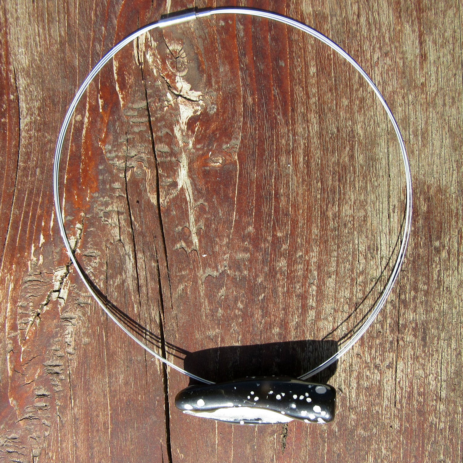 Länglicher Hühnergott am Drahtcollier – Unikat von Rügen