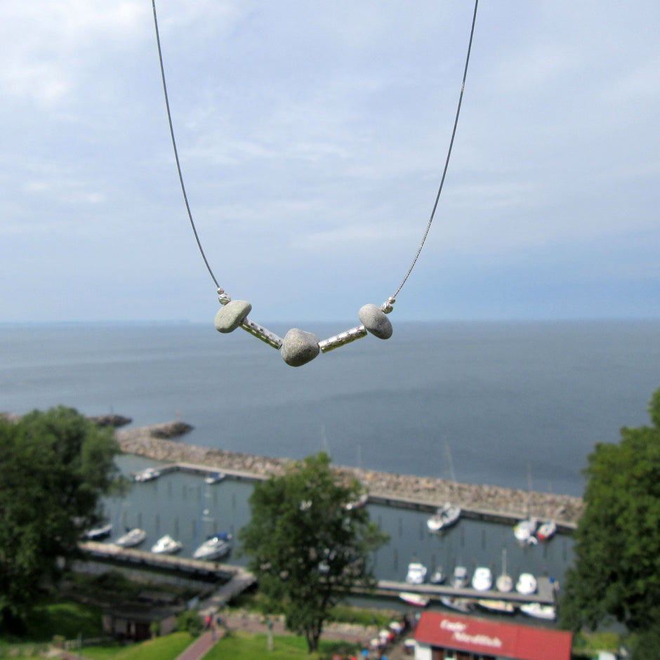 Drahtcollier mit Rügener Kieseln und Silberröhrchen