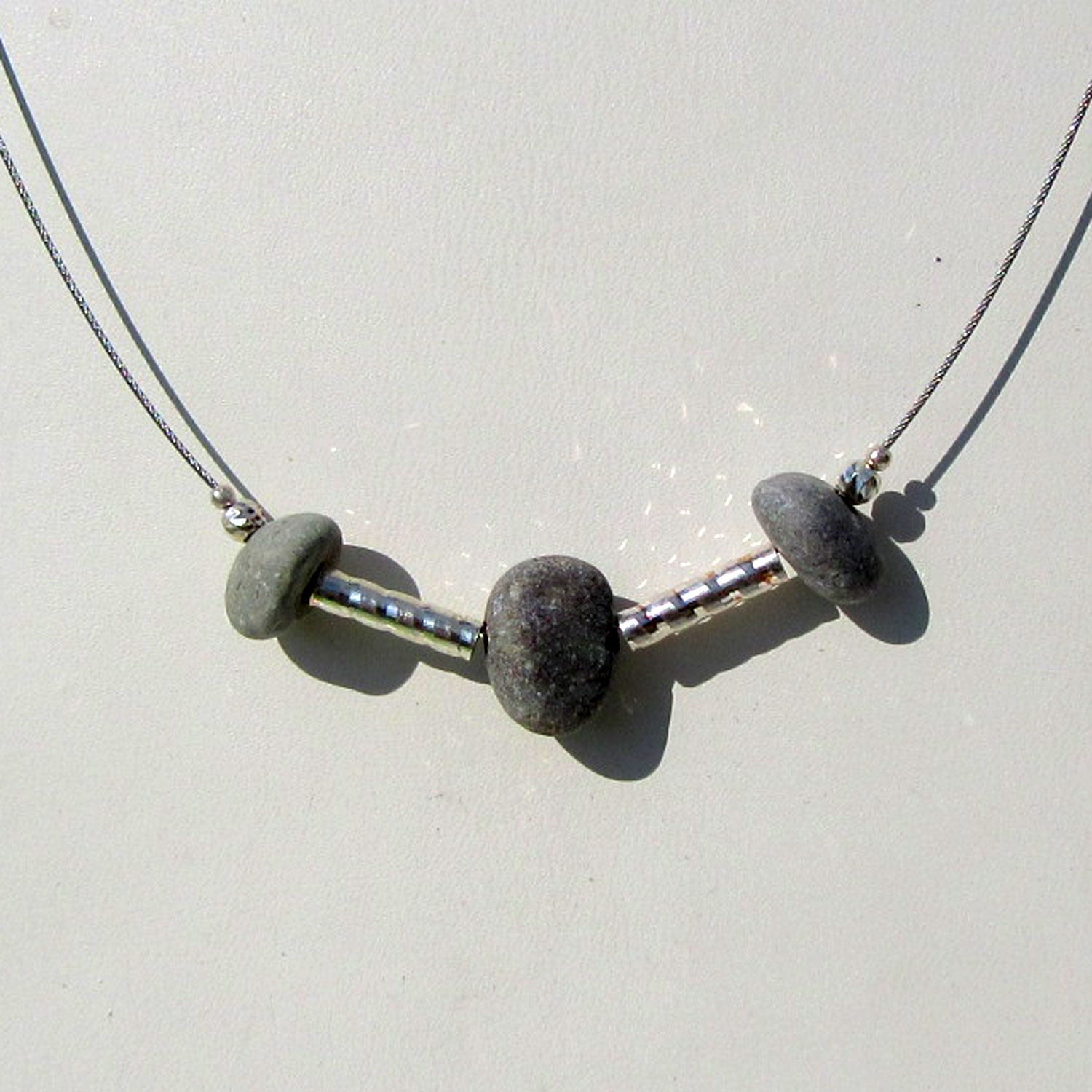 Drahtcollier mit Rügener Kieseln und Silberröhrchen