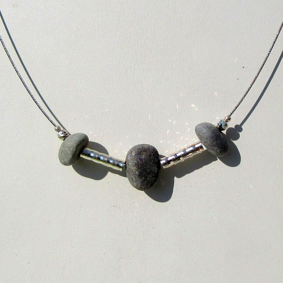 Drahtcollier mit Rügener Kieseln und Silberröhrchen