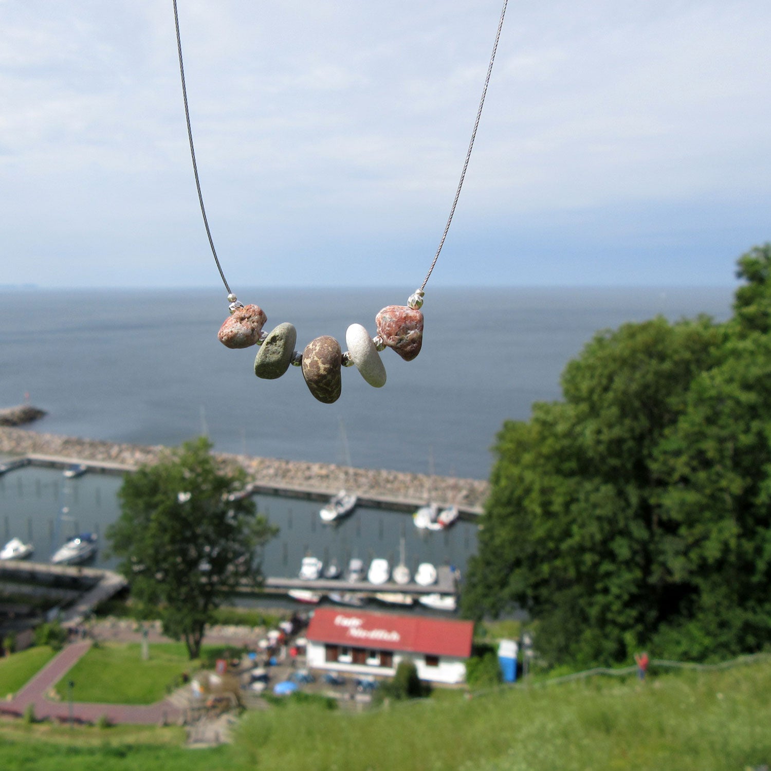 Drahtcollier mit 5 Rügener Strandkieseln und Silberperlen