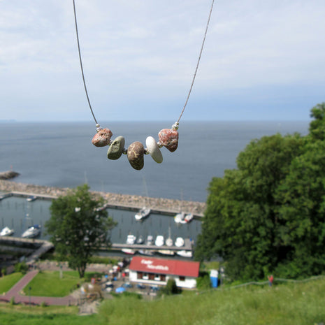 Drahtcollier mit 5 Rügener Strandkieseln und Silberperlen