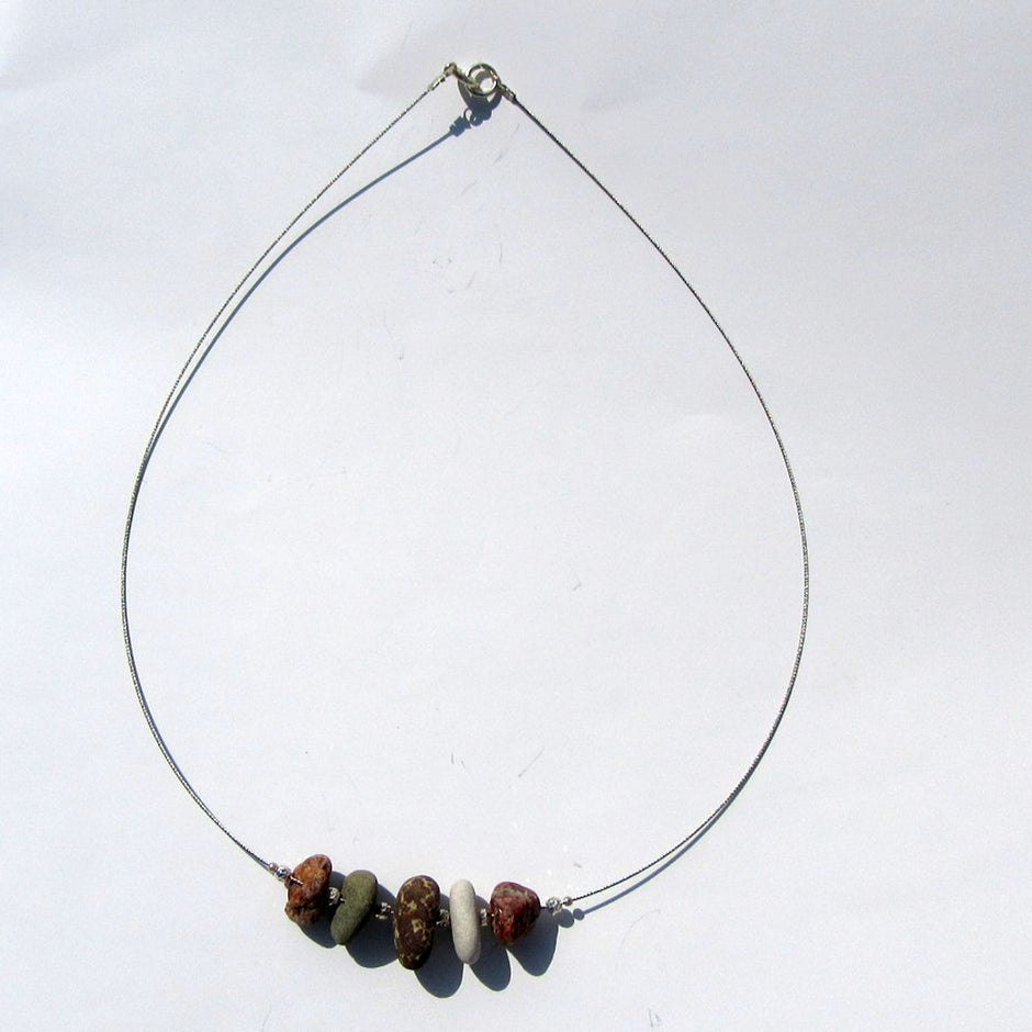 Drahtcollier mit 5 Rügener Strandkieseln und Silberperlen
