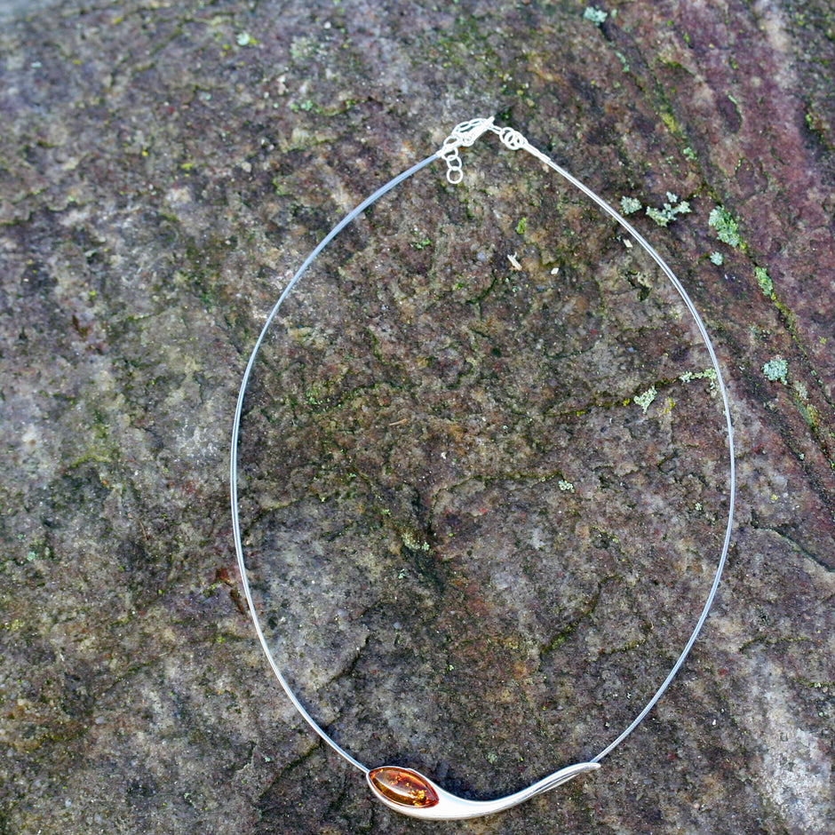 Elegantes Drahtcollier mit kognacfarbenem Bernstein