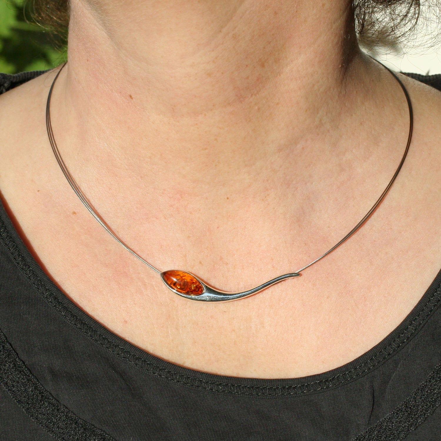 Elegantes Drahtcollier mit kognacfarbenem Bernstein