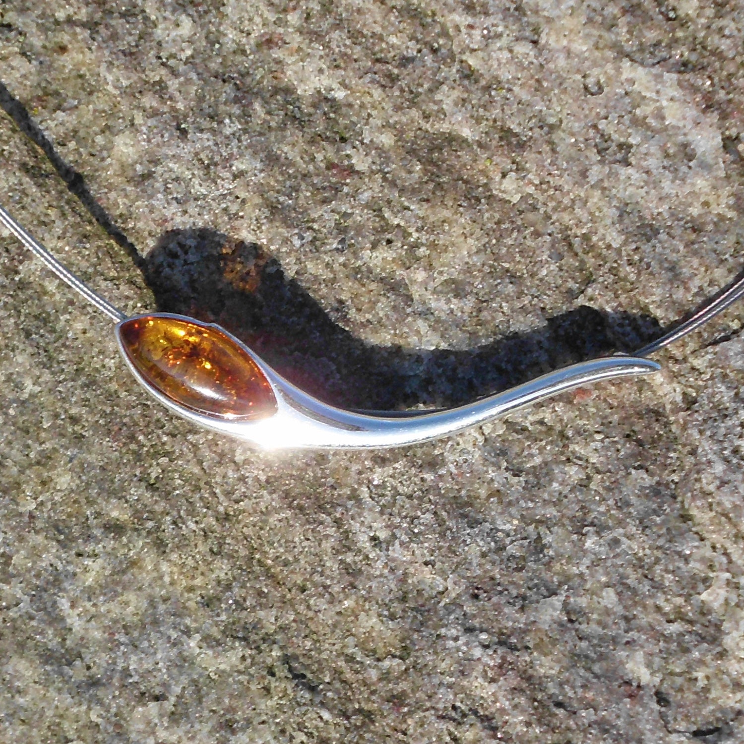 Elegantes Drahtcollier mit kognacfarbenem Bernstein