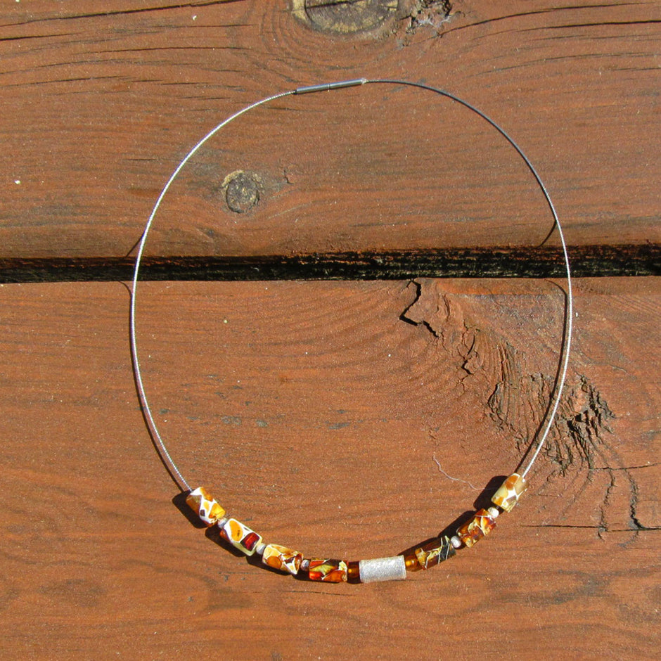 Flexibles Drahtcollier mit Mosaikbernstein und Silber