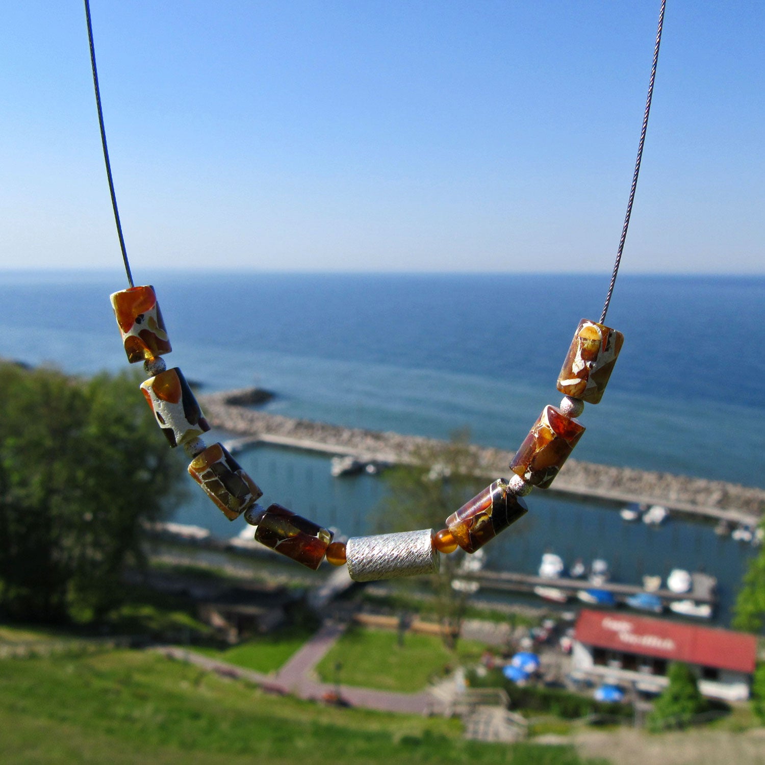 Flexibles Drahtcollier mit Mosaikbernstein und Silber