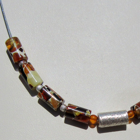 Flexibles Drahtcollier mit Mosaikbernstein und Silber