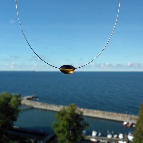 Elegantes Drahtcollier mit Spirale aus Bernstein