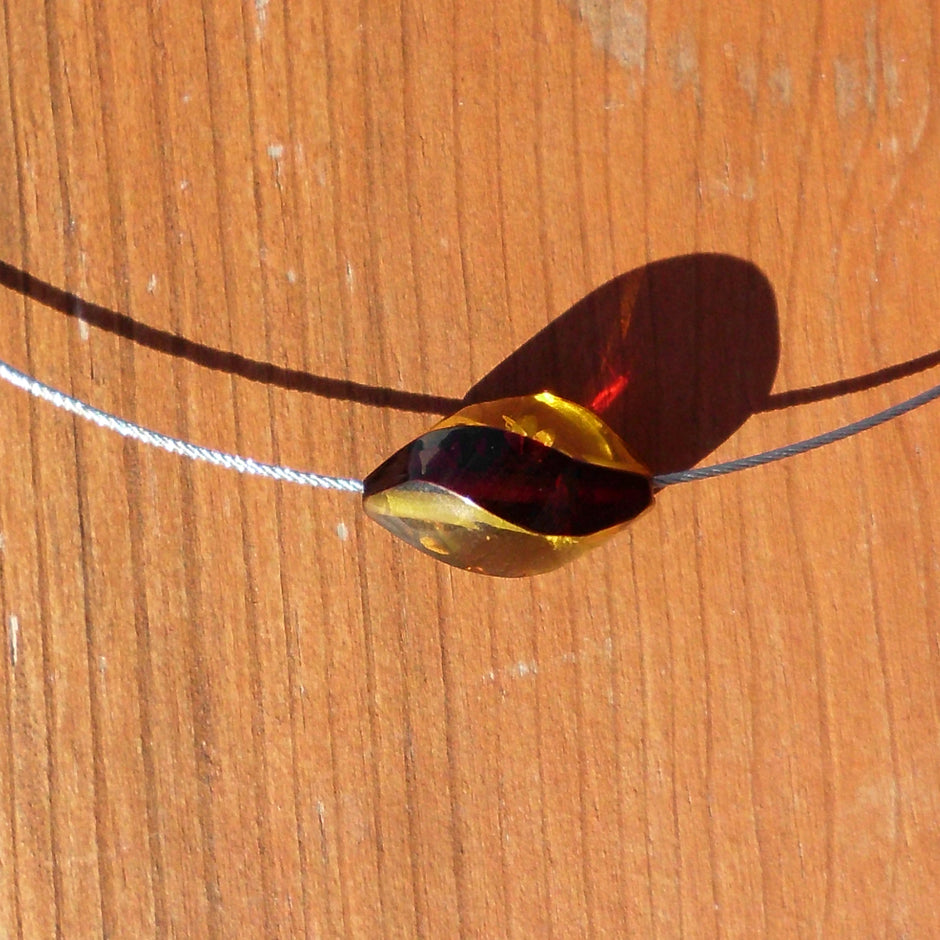 Elegantes Drahtcollier mit Spirale aus Bernstein