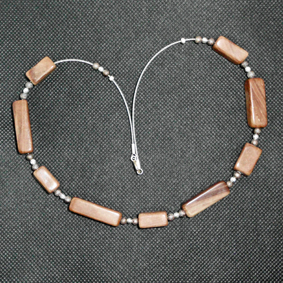 Elegantes Drahtcollier mit Sandsteinquadern und Silber