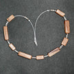 Elegantes Drahtcollier mit Sandsteinquadern und Silber