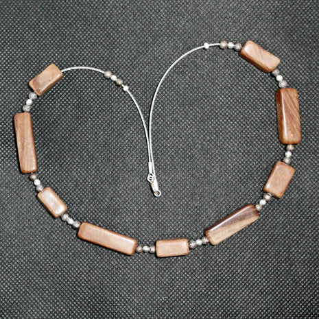 Elegantes Drahtcollier mit Sandsteinquadern und Silber