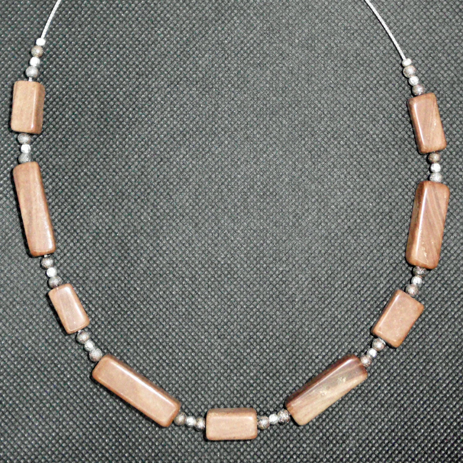 Elegantes Drahtcollier mit Sandsteinquadern und Silber