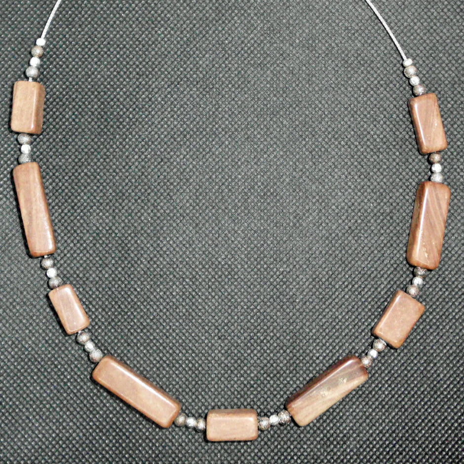 Elegantes Drahtcollier mit Sandsteinquadern und Silber