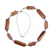 Elegantes Drahtcollier mit Sandsteinquadern und Silber