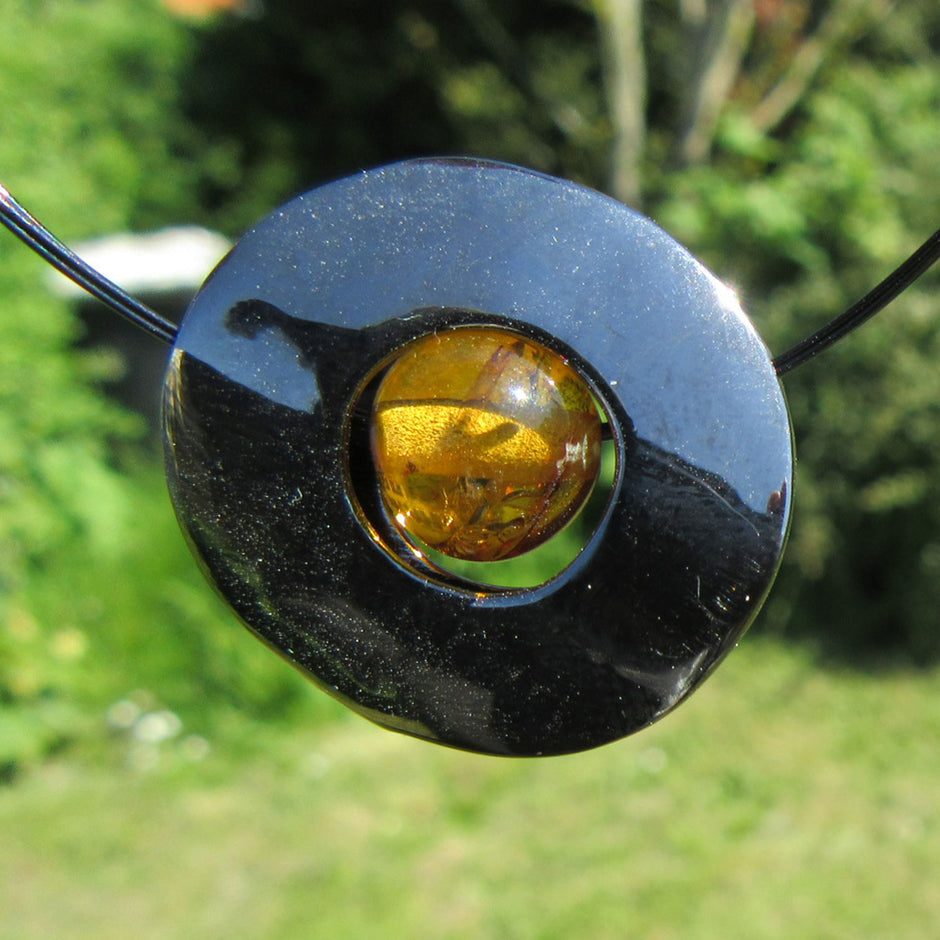 Edelstahlscheibe mit Bernsteinperle am Drahtcollier