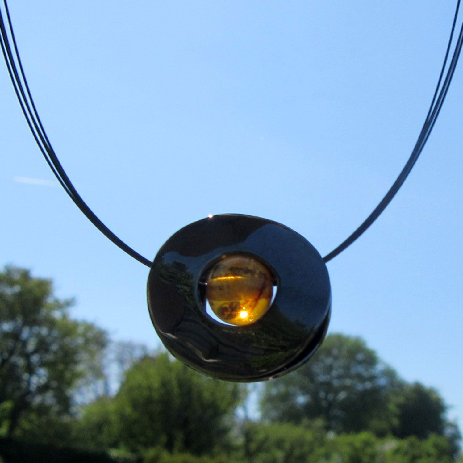 Edelstahlscheibe mit Bernsteinperle am Drahtcollier