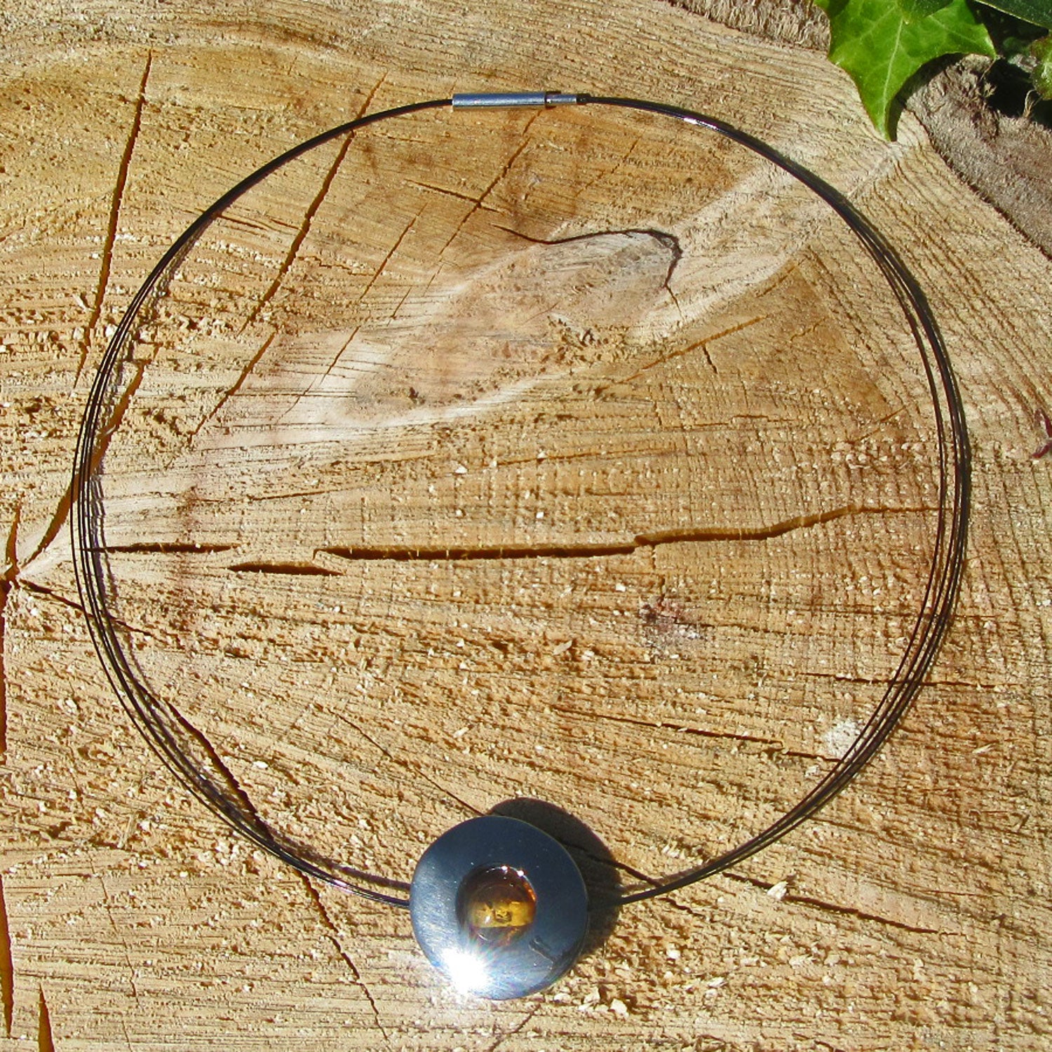 Edelstahlscheibe mit Bernsteinperle am Drahtcollier