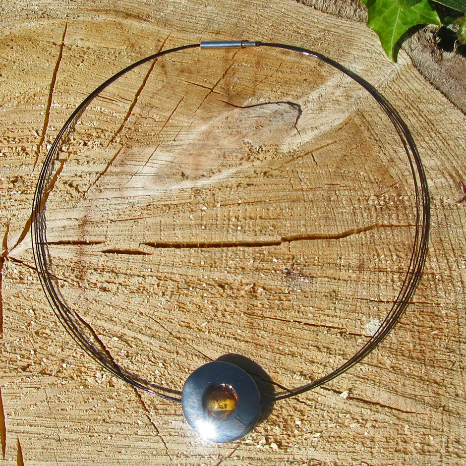 Edelstahlscheibe mit Bernsteinperle am Drahtcollier