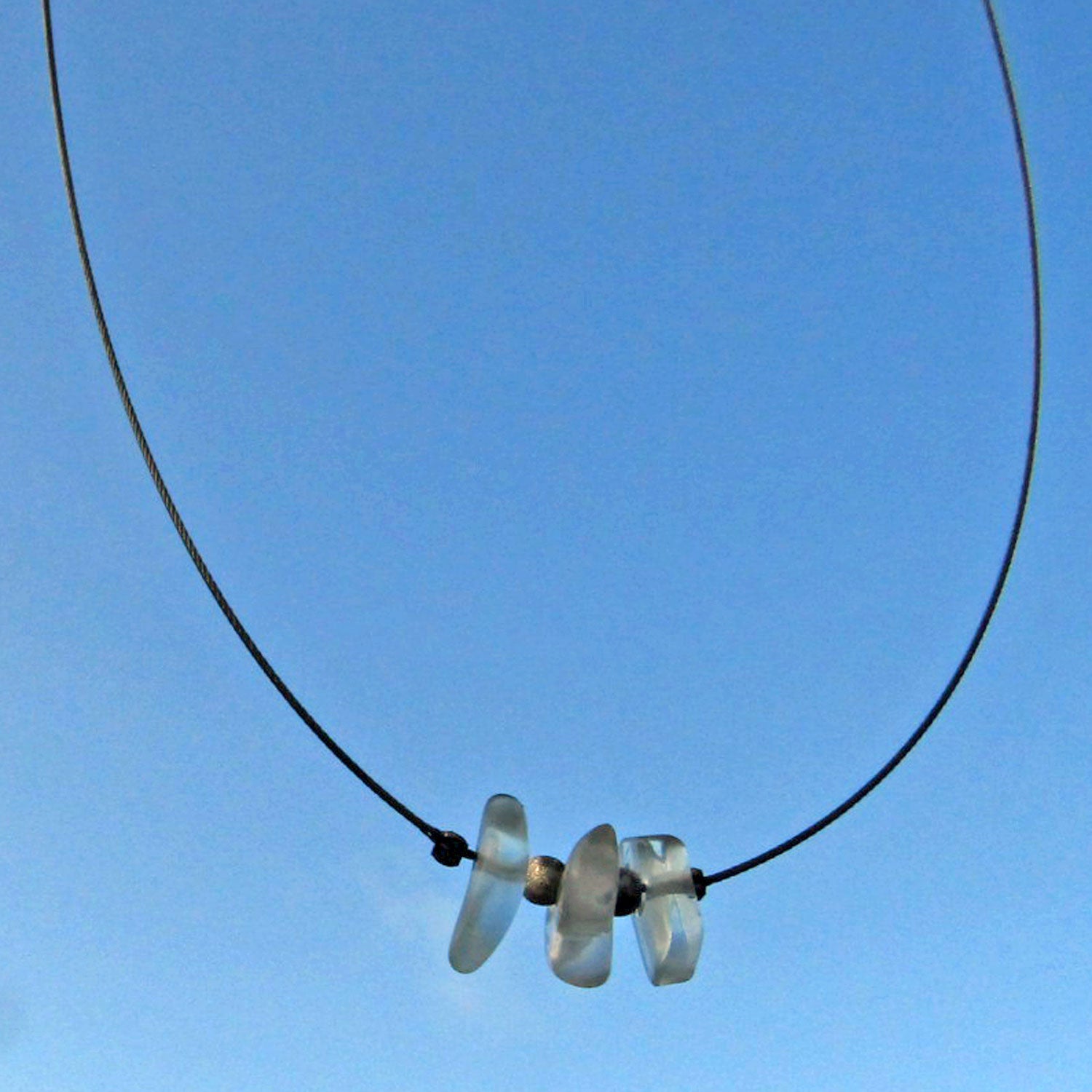 Elegantes Drahtcollier mit Seeglas und Silberperlen
