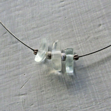 Elegantes Drahtcollier mit Seeglas und Silberperlen