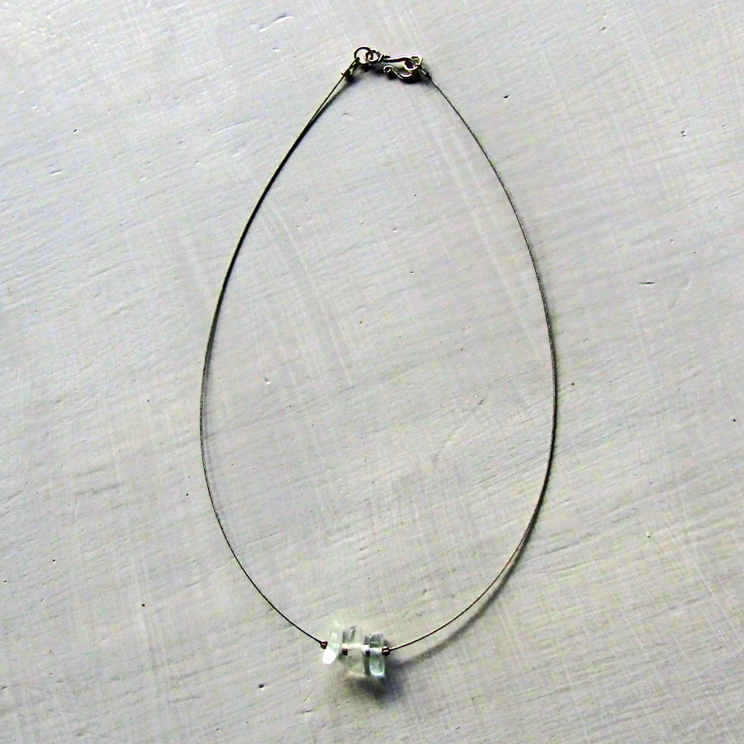 Elegantes Drahtcollier mit Seeglas und Silberperlen