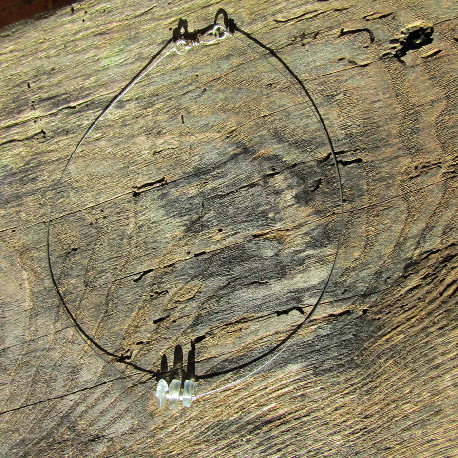 Elegantes Drahtcollier mit Seeglas und Silberperlen