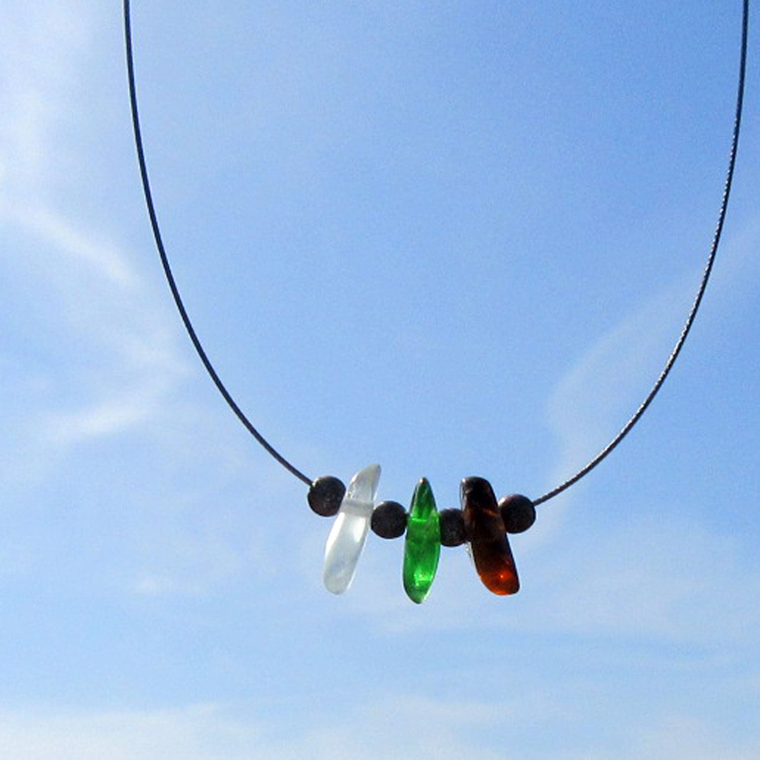 Elegantes Drahtcollier aus Seeglas und Silber