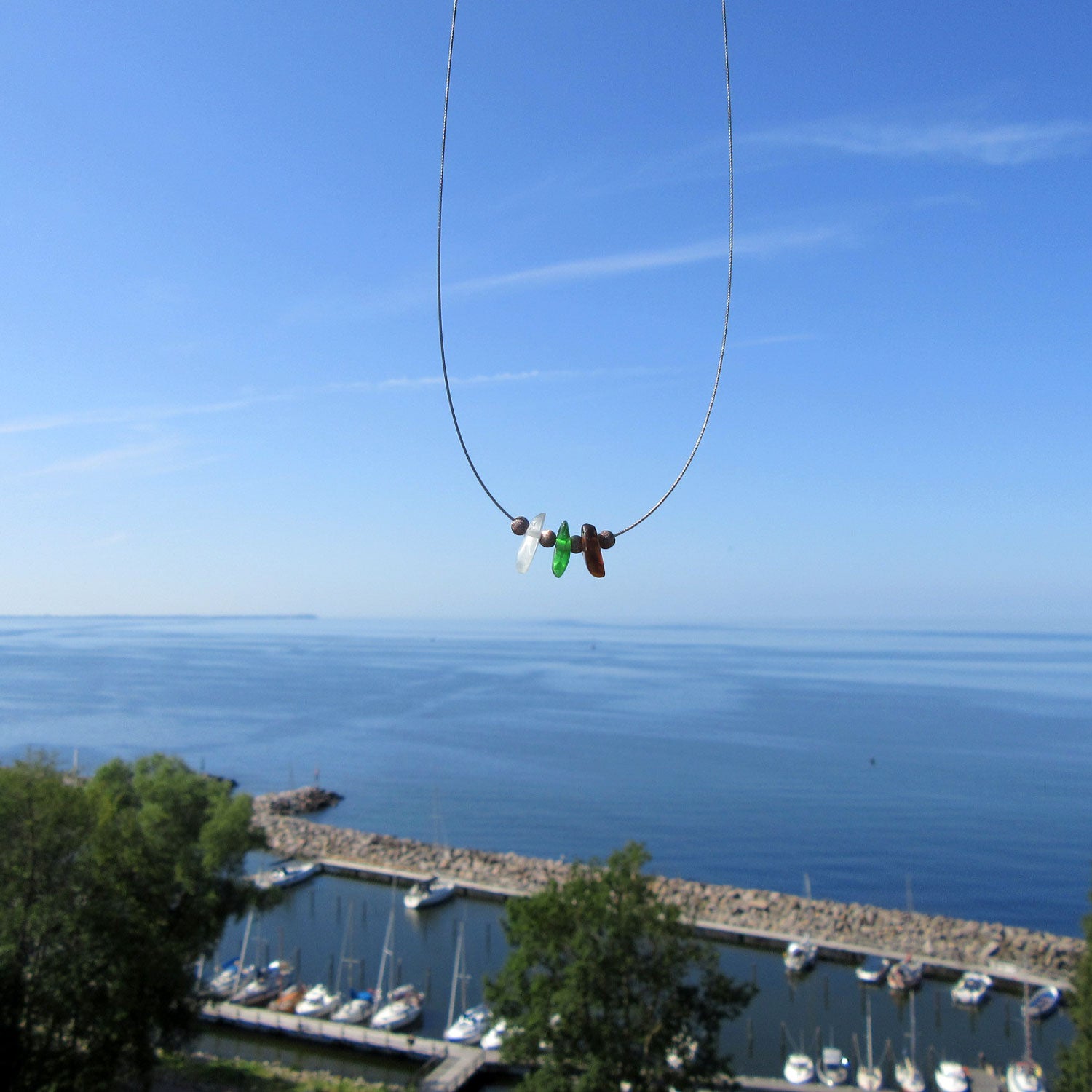 Elegantes Drahtcollier aus Seeglas und Silber