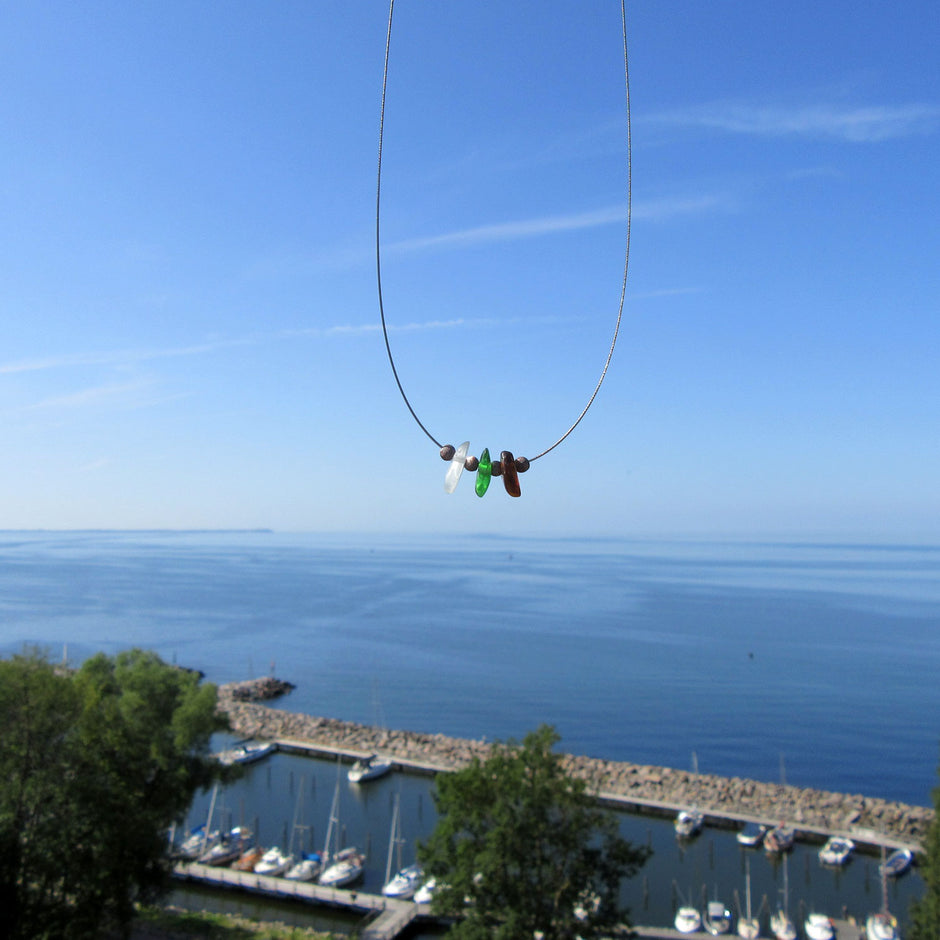 Elegantes Drahtcollier aus Seeglas und Silber