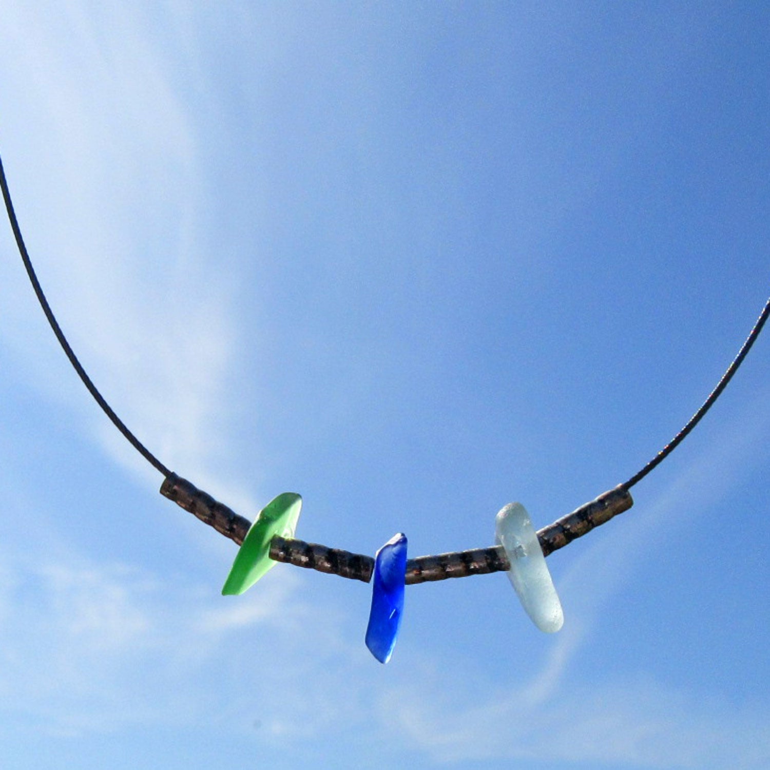 Elegantes Drahtcollier mit Seeglas und Silberröhrchen