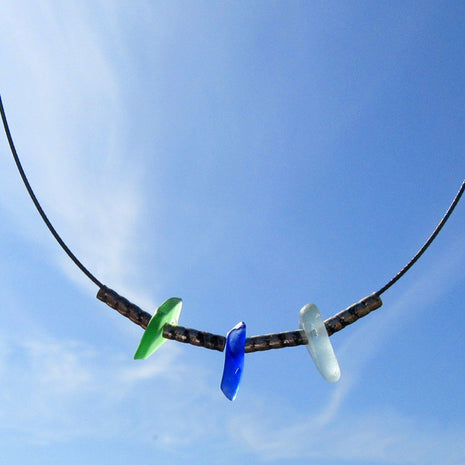 Elegantes Drahtcollier mit Seeglas und Silberröhrchen