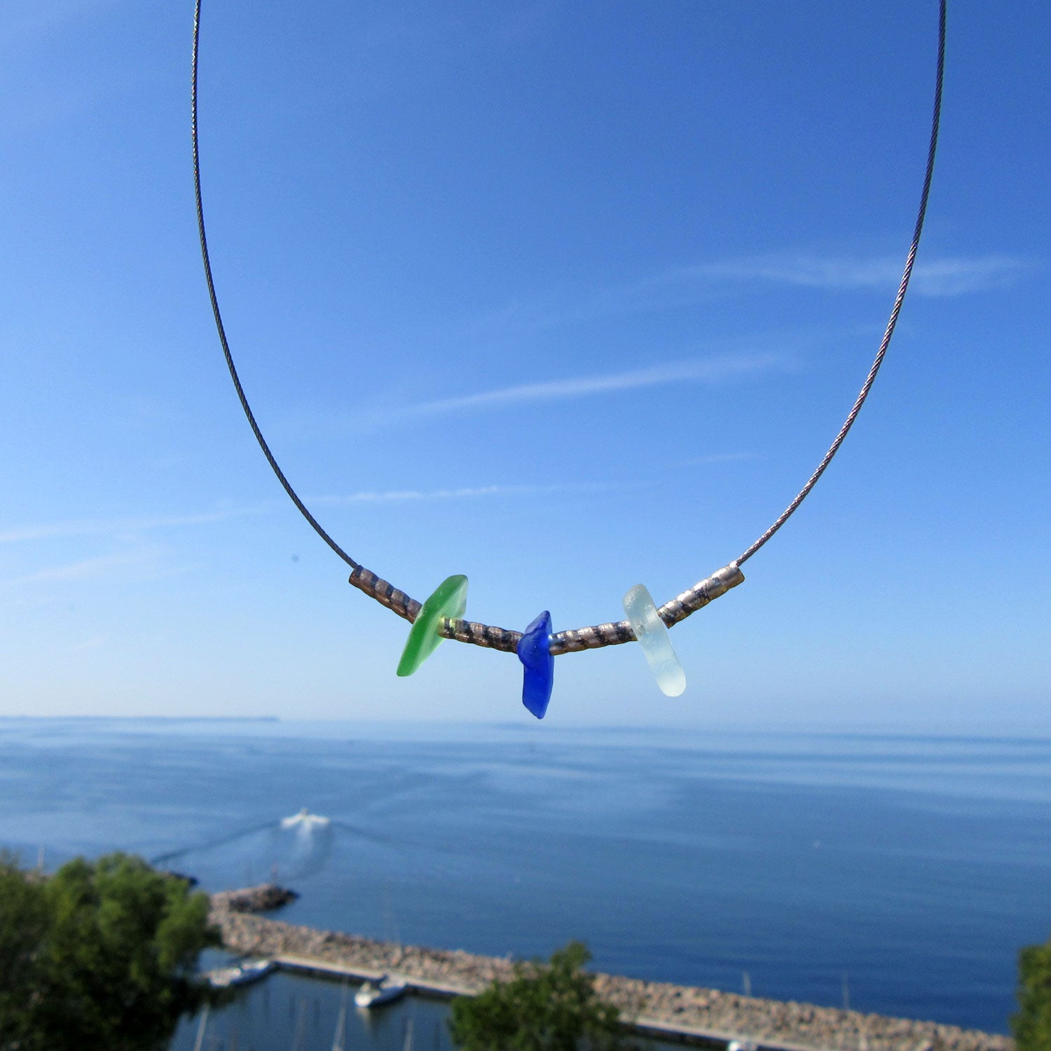 Elegantes Drahtcollier mit Seeglas und Silberröhrchen