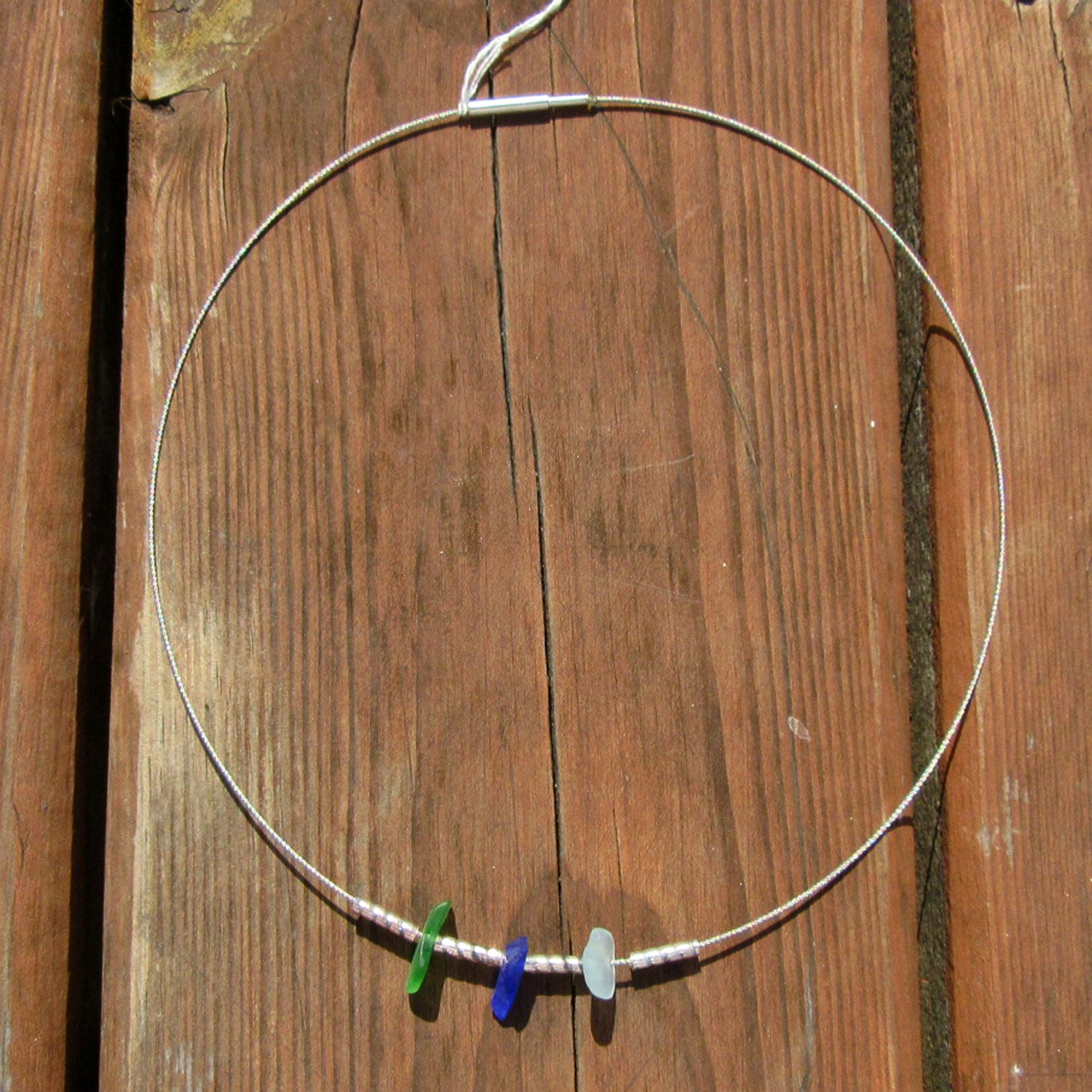 Elegantes Drahtcollier mit Seeglas und Silberröhrchen