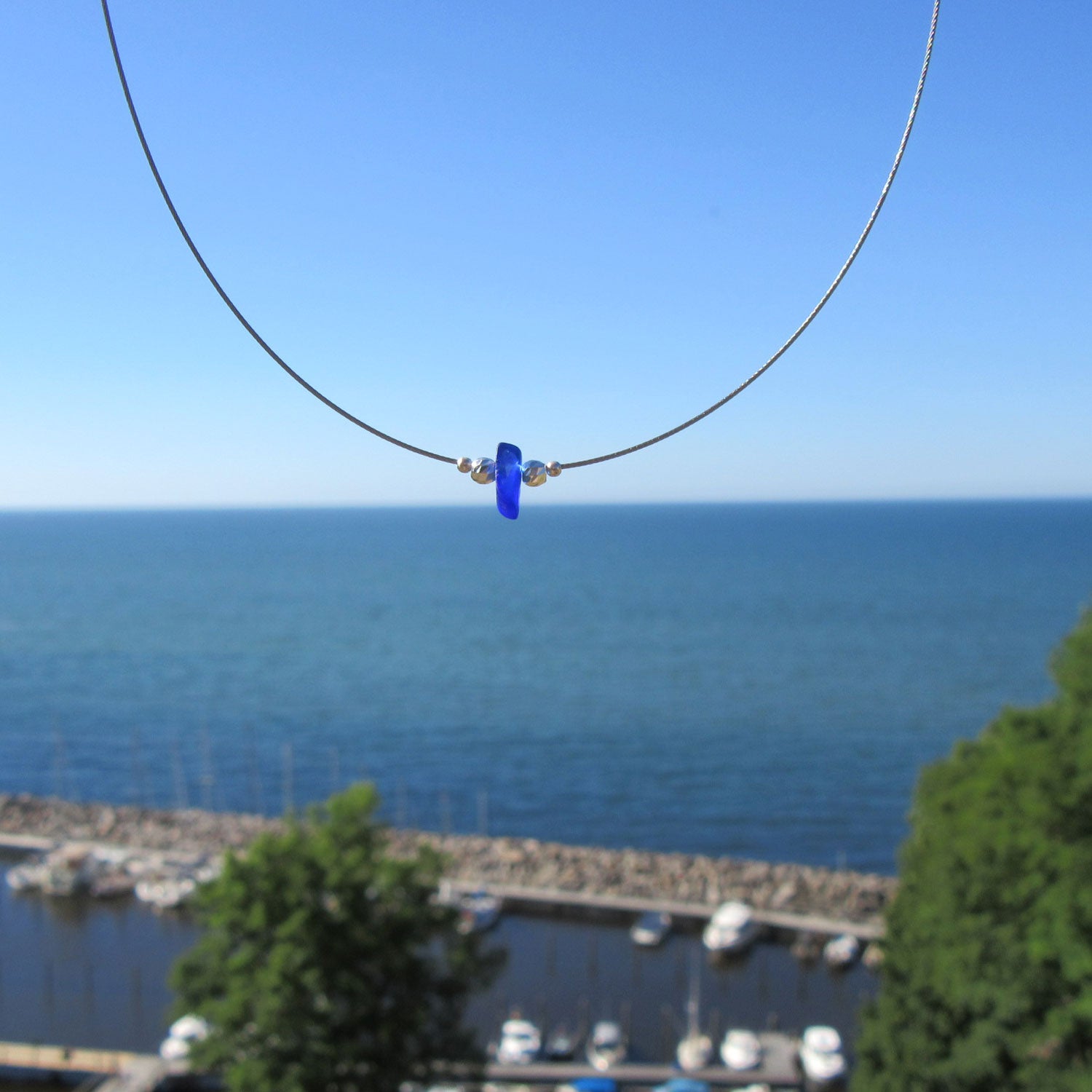 Elegantes Collier aus Seeglas mit Silberperlen