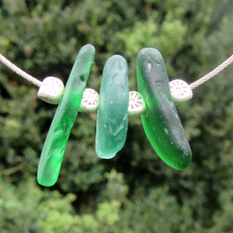 Einzigartiges Collier aus grünem Seeglas und Silberperlen
