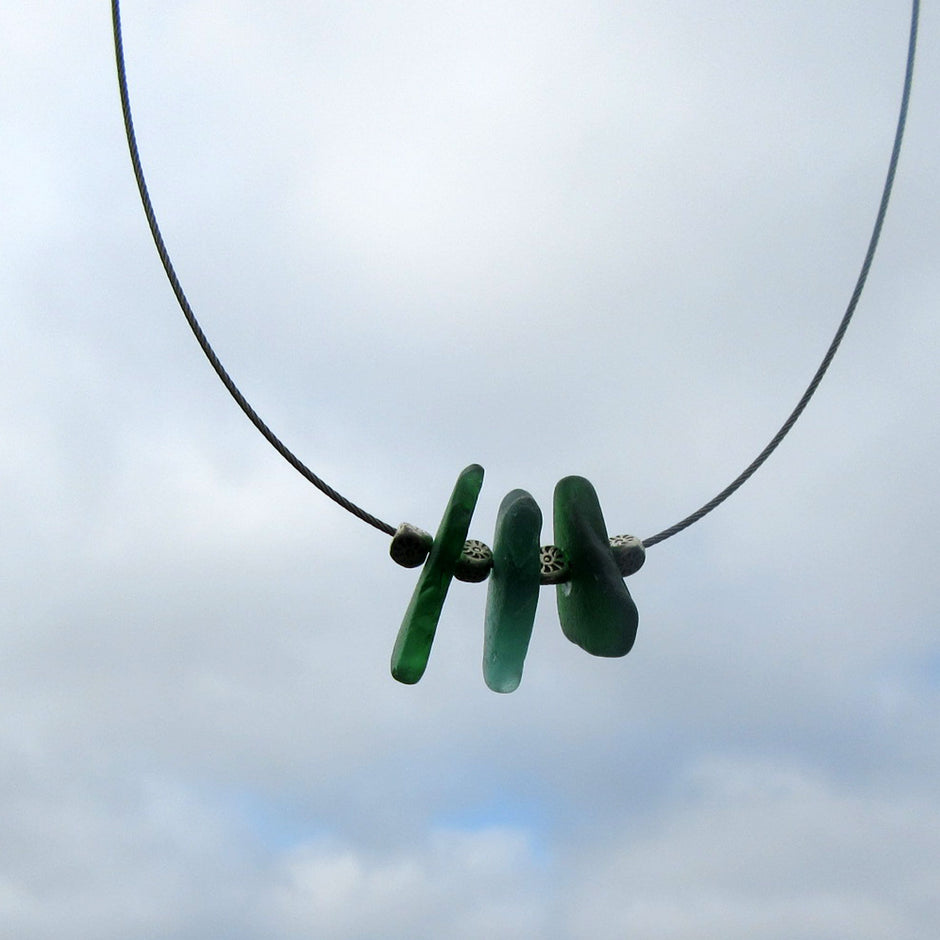 Einzigartiges Collier aus grünem Seeglas und Silberperlen