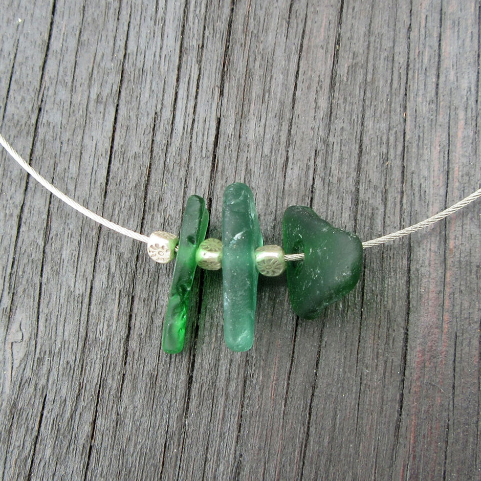 Einzigartiges Collier aus grünem Seeglas und Silberperlen